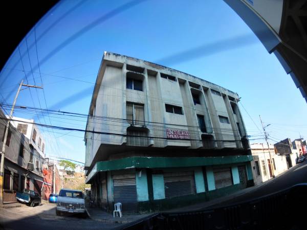 La Unidad Investigativa de EL HERALDO Plus se internó en las calles de Comayagüela, para conocer detalles y especificaciones del Hotel Venecia, actualmente a la venta, ubicado en la primera avenida, séptima calle.