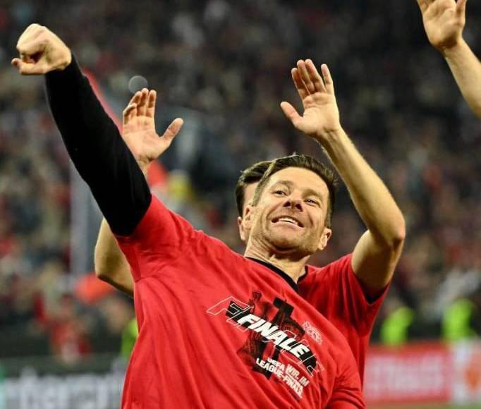 Leverkusen hizo historia y va por el triplete: el festejo de Xabi Alonso y sus jugadores