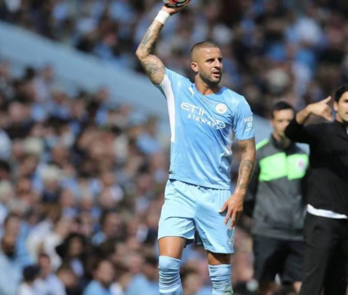 Corren a jugador del Manchester City de sus casas por mala conducta