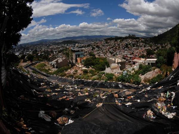 El suelo se sigue moviendo, lo que antes fue una populosa colonia hoy solo es un promontorio de escombros, basura y sueños rotos. Las autoridades de la Alcaldía Municipal realizan obras de mitigación en la zona para que la falla no avance, pero el rastro de la devastación que dejó el hundimiento en la colonia Guillén sigue latente. EL HERALDO recorrió la zona para ver como luce a un año de la activación de la falla que dejó a cientos de familias sin hogar.