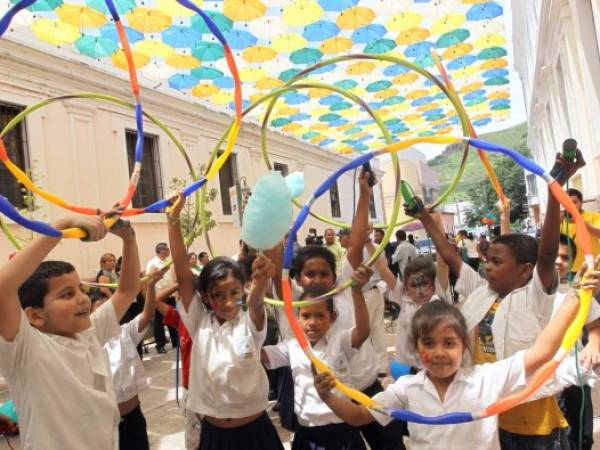 Los niños disfrutaron de juegos tradicionales previo a la entrega de becas.