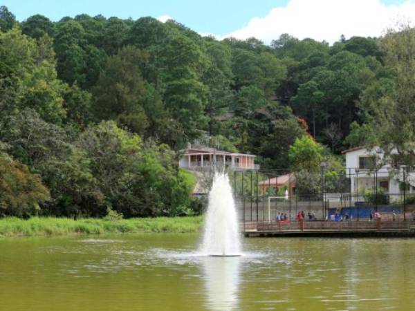 La laguna es uno de los principales atractivos del antiguo pueblo minero.