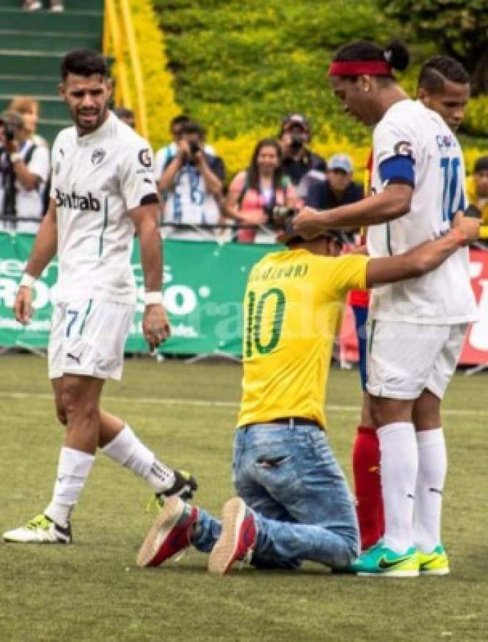 ¡Vaya privilegio! Ronaldinho invitó a aficionado hondureño a su hotel para regalarle autógrafo en persona