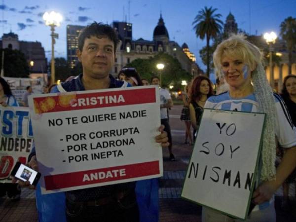 Las protestas contra la mandataria por el caso del fiscal que la acusó de conspiración no cesan.