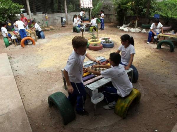 Los espacios anteriormente descuidados de la Escuela José Pineda Gómez ahora son áreas de juego para el sano esparcimiento de los estudiantes.