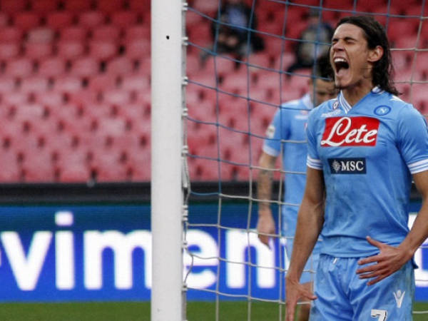 Napoli's forward Edinson Cavani reacts after missing a goal during the Italian Serie A football match SSC Napoli vs US Palermo won by SSC Napoli 3-0 at San Paolo Stadium in Naples on January 13, 2013. AFP PHOTO / CARLO HERMANN