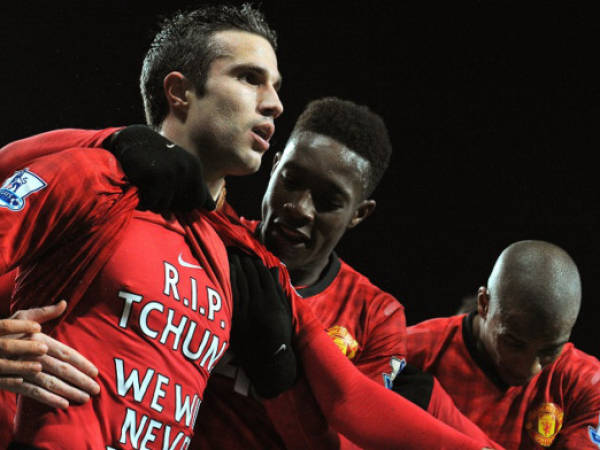 Manchester United's Dutch forward Robin van Persie (L) celebrates with teammates English forwards Danny Welbeck (C) and Ashley Young after scoring his team's second goal during the English Premier League football match between Manchester United and West Bromwich Albion at Old Trafford in Manchester, north-west England on December 29, 2012. AFP PHOTO/ANDREW YATESRESTRICTED TO EDITORIAL USE. No use with unauthorized audio, video, data, fixture lists, club/league logos or live services. Online in-match use limited to 45 images, no video emulation. No use in betting, games or single club/league/player publications