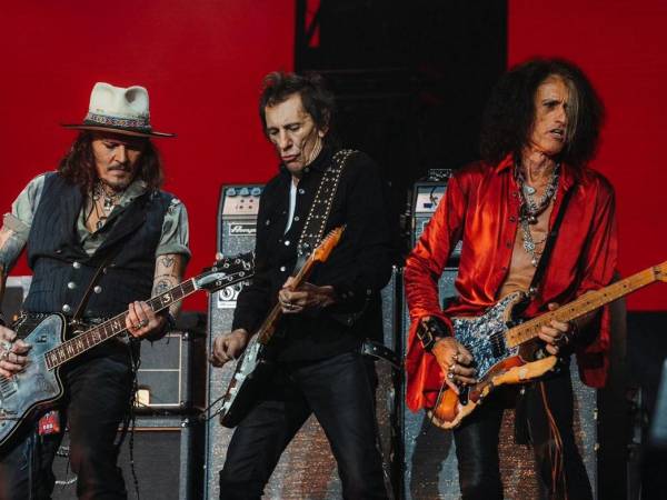 Un concierto en Budapest del grupo Hollywood Vampires, en el que Johnny Depp forma parte, fue cancelado luego de que el actor fue hallado inconsciente debido a una sobreexcitación que le originó problemas médicos. El incidente ocurrió en el Hotel Corinthia, Hungría, y estas es lo que se sabe del caso.