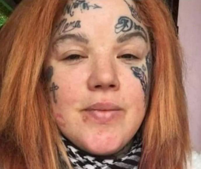 “No me dan trabajo”: el drama de una madre de siete niños tatuada de pies a cabeza