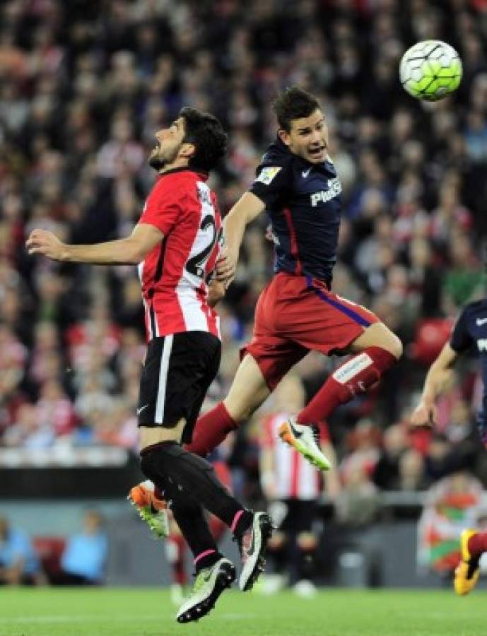 Atlético vence al Bilbao y sigue al acecho del Barça