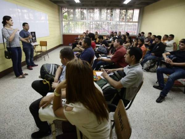 Fanny Paz y Gustavo Banegas de EL HERALDO conversan con los alumnos de periodismo.