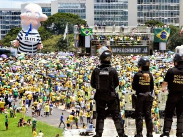 Al menos unas tres mil personas se reunieron en Copacabana para expresar su desaprobación de la organización de los Juegos.