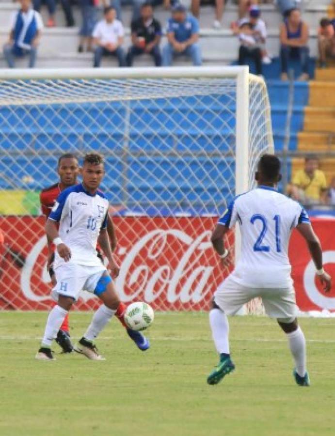 Eddie Hernández anota el tercer gol de Honduras ante Trinidad y Tobago