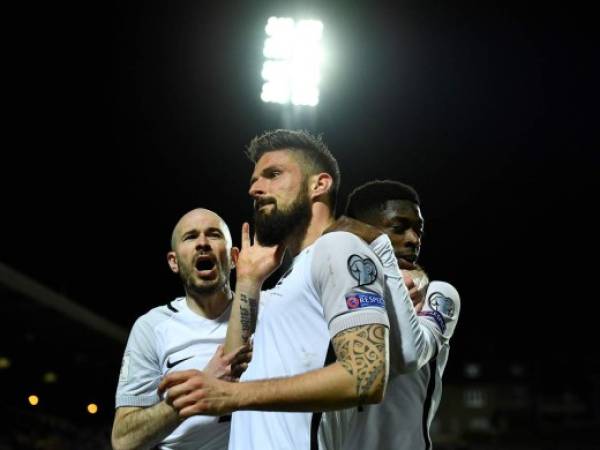 Olivier Giroud celebra una de sus anotaciones ante Luxemburgojunto a Christophe Jallet y Ousmane Dembele (Foto: Agencias/AFP)