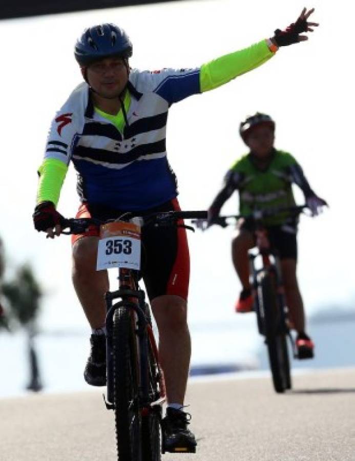 El ciclismo solidario ganó la carrera; en la Vuelta todos nos hicimos un solo nudo...