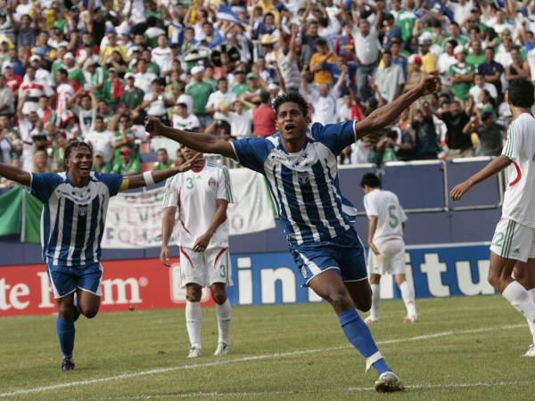 Copa Oro 2007. Honduras Vrs Mexico. Celebracion de Carlo Costly delantero de honduras junto a Carlos Pavón.