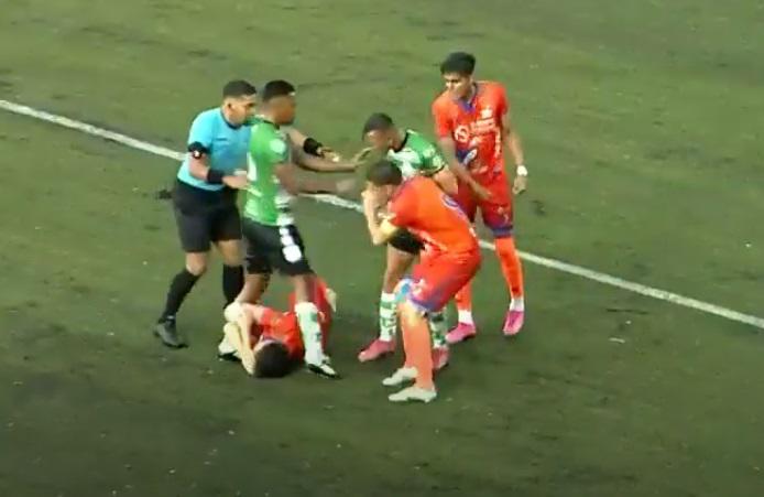 Pelea entre jugadores de UPNFM y Juticalpa FC