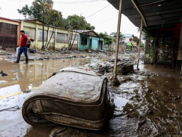 Por ser el sector que genera al menos el 50% del PIB se le debe de dar prioridad al valle de Sula, que se vio afectado dos veces por el desbordamiento de los ríos Ulúa y Chamelecón, donde muchos lugares siguen incomunicados.