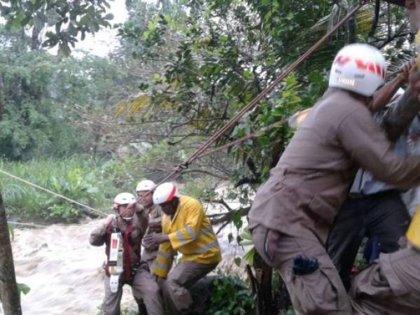 Al menos seis personas fueron rescatadas en el sector de la aldea San Carlos, Omoa. (Foto: El Heraldo Honduras/ Noticias Honduras hoy)