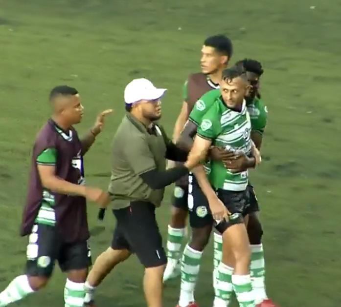 Pelea entre jugadores de UPNFM y Juticalpa FC