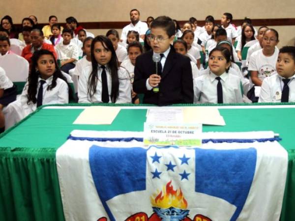 El alumno Jonathan Rivera de la Escuela 21 de Octubre presentó a las autoridades cuatro propuestas innovadoras de protección al medio ambiente de la ciudad.