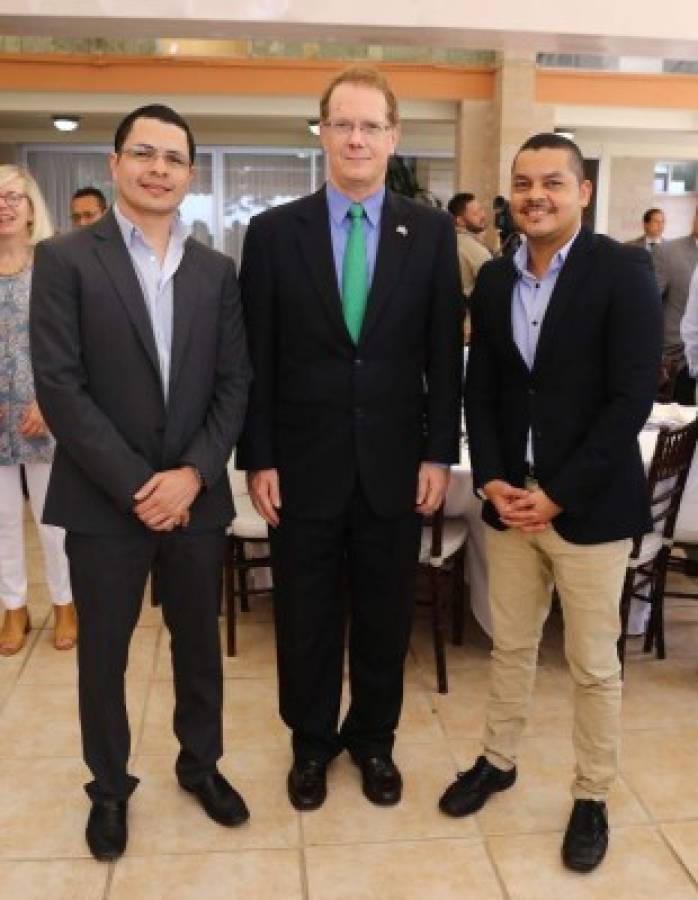 Desayuno para periodistas en casa del embajador estadounidense James Nealon