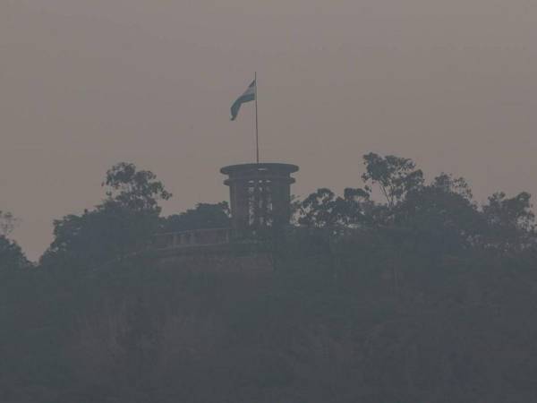 La densa capa de humo sigue abrumando a los capitalinos que experimentan la tercera semana con una calidad del aire altamente contaminado. Para este martes está pronosticada lluvia; sin embargo, al filo de las 5 de la tarde no hay indicios de las precipitaciones que alivien la situación.