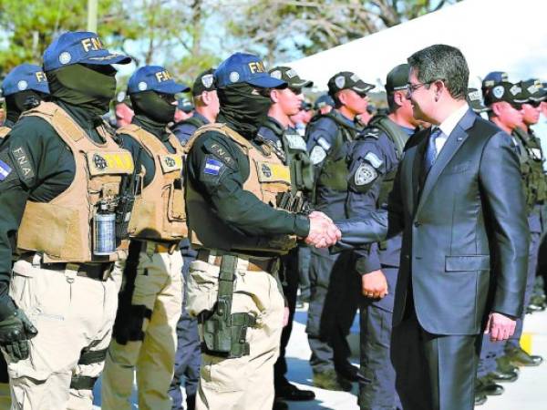 El presidente de la República, Juan Orlando Hernández, saluda a los miembros de Fusina, a quienes felicitó por los resultados alcanzados entre 2014 y 2017, que él considera exitosos.