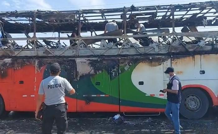 Impactantes imágenes tras choque entre bus y mototaxi en Perú; hay 10 muertos