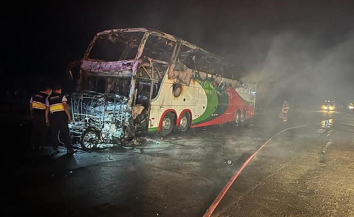 Impactantes imágenes tras choque entre bus y mototaxi en Perú; hay 10 muertos