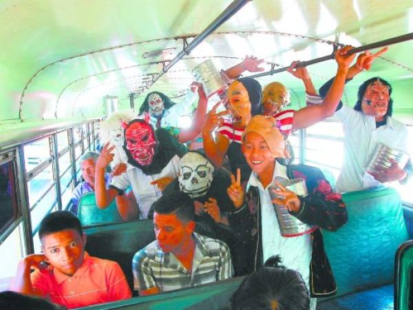 Los adolescentes llevaron la antesala del año viejo hasta las unidades del transporte urbano de la zona.