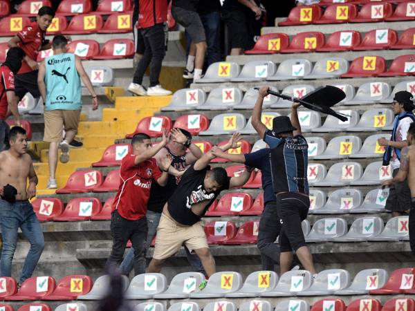 Los actos de violencia fueron captados por las cámaras de los medios internacionales que estaban en el partido.