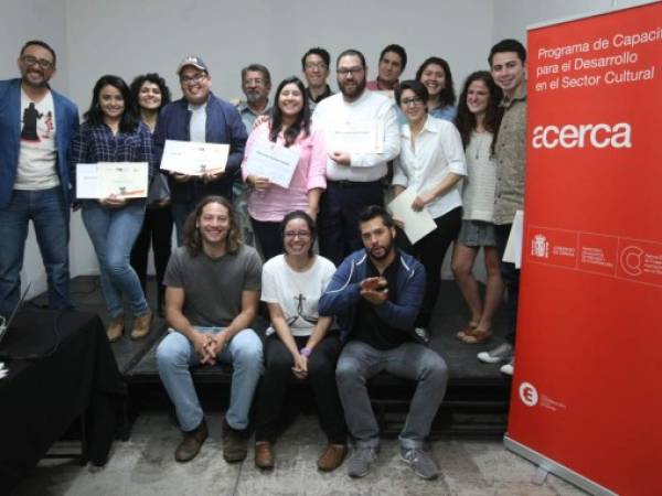 Joaquín Ruano y su grupo de alumnos en la clausura en el Taller de producción ejecutiva. Foto: Emilio Flores / El Heraldo.