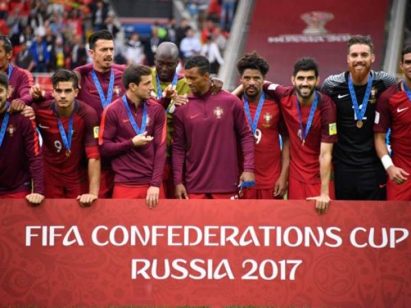 El equipo de Portugal posa con la medallas que los acredita como el tercer puesto de la Copa Confederaciones (Foto: Agencia AFP)