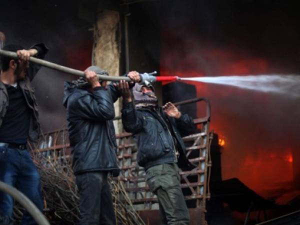 Según el gobernador Barazi, 'un camión bomba con entre 150 y 200 kg de explosivos estalló cerca del hospital al Ahli', en el barrio de Zahra. Foto: AFP