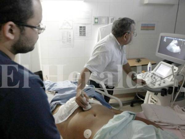 La Joven Elsy Gabriela en ell momento que era revisada por el médico. (Foto Alex Pérez)