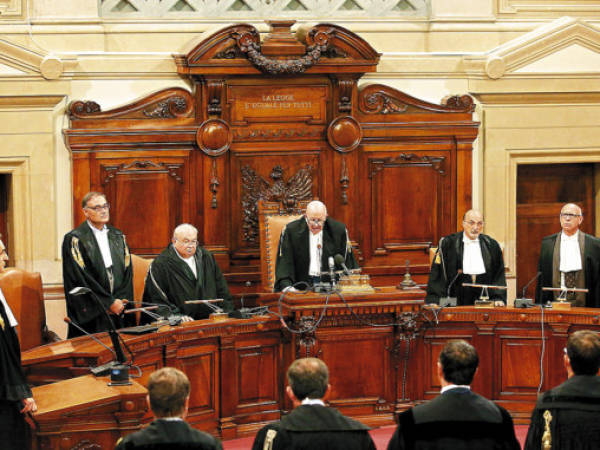 President of the Italian supreme court Antonio Esposito (C) reads the sentence at the end of the trial involving former Italian Prime Minister Silvio Berlusconi, on August 1, 2013, at the Court of Cassation in Rome. Italy's top court today confirmed a prison sentence for former prime minister Silvio Berlusconi in his first ever definitive conviction, which could upset the country's fragile coalition government. The court upheld a sentence for tax fraud of four years in prison of which three are covered by an amnesty, even though Berlusconi is certain to be granted community service or house arrest instead. AFP PHOTO / POOL / ALESSANDRO DI MEO