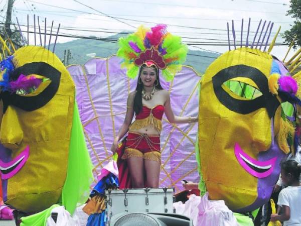 La belleza de la mujer sanmarqueña sobresalió en el desfile de carrozas.