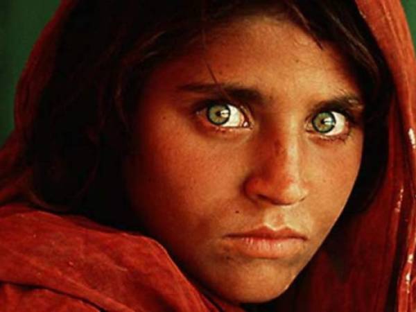 La impresionante imagen de Sharbat Gula, con sus grandes ojos verdes que resaltan bajo un pañuelo rojo, fue tomada en un campamento de refugiados afganos en Pakistán por el fotógrafo estadounidense Steve McCurry.