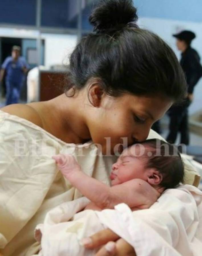 Mélida Zulema de 20 años de edad dio a luz al último bebé del 2016. (Foto: Jimmy Argueta / EL HERALDO Honduras / Noticias de Honduras)