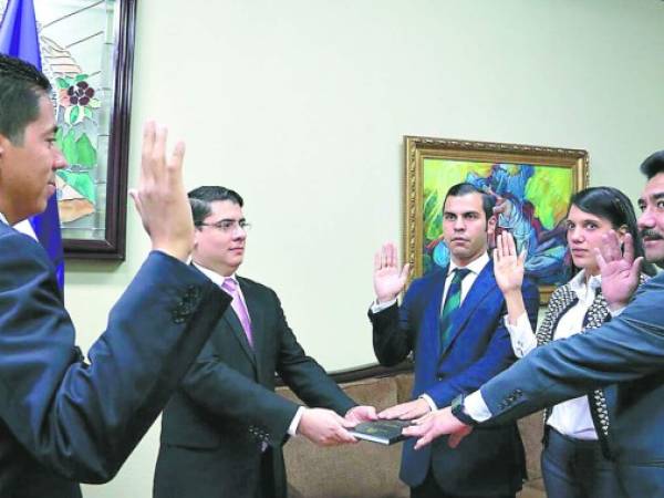 El ministro de la Presidencia, Reinaldo Sánchez, en la juramentación de Erasmo Padilla, Ivette Velásquez y Elis Figueroa.