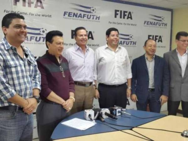 Representantes de los equipos beneficiados posan con Alfredo Hawit y Rafael Callejas de Fenafuth.