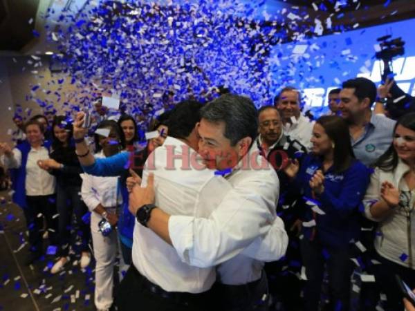 El momento en el que Juan Orlando Hernández anuncia que fue reelecto presidente de Honduras en 2017 y se funde en un abrazo con su hijo. (Foto: El Heraldo Honduras/ Noticias Honduras hoy)