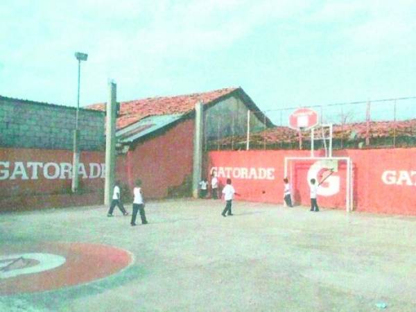 Ayer, que inició el año lectivo en el sistema educativo público, los niños aprovecharon para ir a jugar fútbol en el recreo.