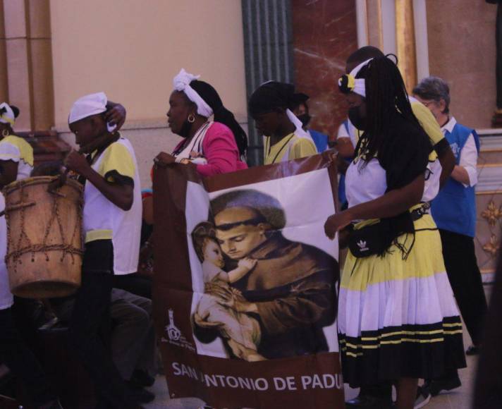 Con tambores y cantos, así se celebró la misa garífuna en honor a la Virgen de Suyapa