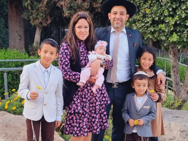 Los esposos David y Tehilah Herrera junto a sus hijos Mijael , Tirtzah, Iaacov y Hodaya radican en Jerusalén, Israel desde hace ocho años. Tres de los cuatro niños nacieron allá.