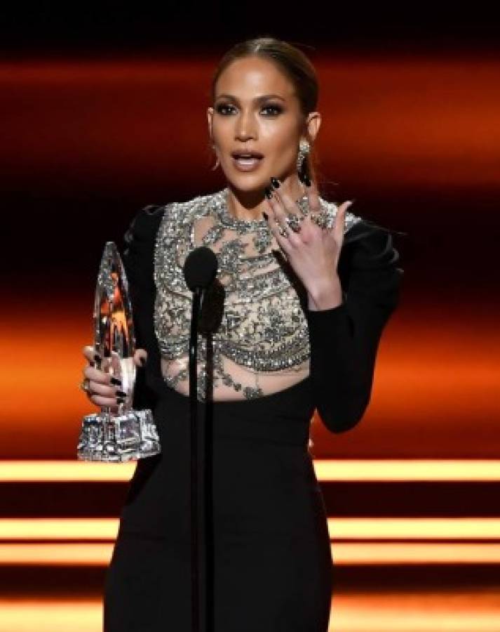 Jennifer López se roba las miradas en los People’s Choice Awards 2017