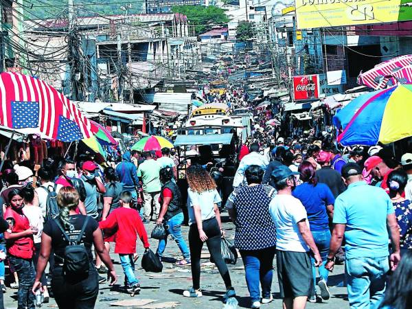 Expertos aseguran que hay que generar competencias de trabajo y mejorar la estructura económica si se quiere tener una mejor cultura. Una buena organización del comercio informal mejoraría los ingresos