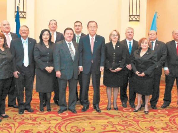 Los magistrados de la CSJ y el secretario general de la ONU, Ban Ki-moon, posaron para la fotografía oficial tras concluir la reunión que sostuvieron.