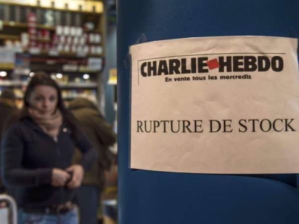 Los ejemplares del semanario francés Charlie Hebdo se terminaron en los quioscos parisinos.